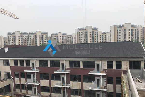 無(wú)錫摩利科為無(wú)錫漁港中學(xué)提供陶感瀝青波形瓦